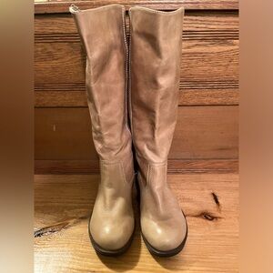 Super cute and a great color Tried and Tied leather boots size 6